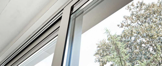 curatarea foliei de pe termopane izotec